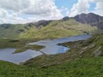Blick auf einen See beim Aufstieg
