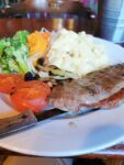 Steak, mash and vegetable - Steak, Gemüse und Kartoffelpüree