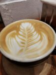 Cappuchino in in einem Cafe während es geregnet hat