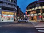 Straßenkreuzung in der Innenstadt von Taichung nahe dem neuen Bahnhof