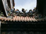 Drachenskulpturen auf einem Dachfürst