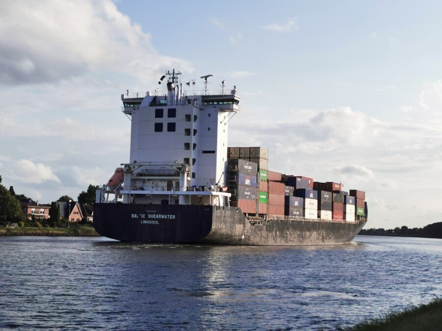 Schiffe im Nord-Ostsee-Kanal (Ships in Kiel Canal)