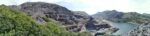 Panorama mit einem Teil des Steinbruchs und des Sees im Tal.