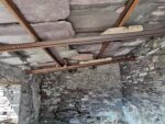 Blick in eines der Schieferhäuser, die riesigen Schieferplatten des Daches werden hier von Schienen getragen