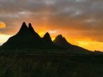 Sonnenuntergang mit Bergen