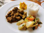 Essen in der Rumdestillerie, hier Wildcurry