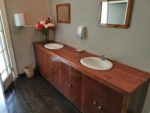 Toilette im Restaurant der Rumdestillerie