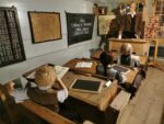 Nachbau eines Schulraum, Tische und Bänke in Originalgrösse, im Museum der Landschaft Saanen