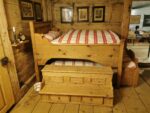 Bett in einem Wohnhaus, im Museum der Landschaft Saanen